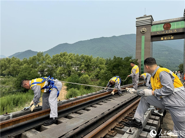 7月11日，在集安鸭绿江国境铁路大桥作业的通化工务段通化桥隧车间第一维修小组工人。人民网 谢莹摄